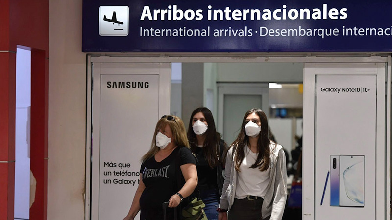 Las compañías aéreas extranjeras piden reunión "urgente" con el Gobierno y alertan que miles de argentinos quedarán varados en el exterior