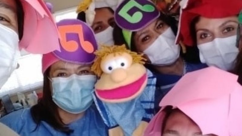 Vacunadores de Chimbas se vistieron con colores para recibir a los pequeños que se vacunaban 
