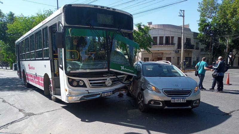 Choque entre un colectivo de la Red Tulum y un auto en Capital