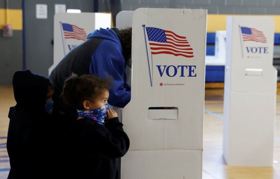 Trump y Biden definen voto a voto por la Casa Blanca