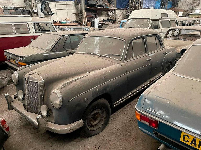 Joyas: encontraron mas de 170 autos de lujo en un galpón y los subastan
