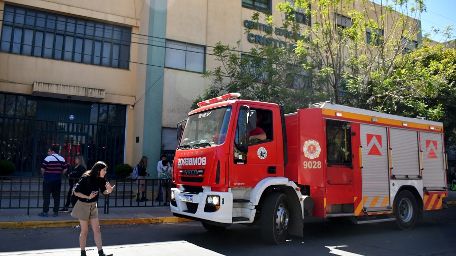 Tres alumnos resultaron quemados en un experimento de QuÃmica y una permanece en terapia intensiva