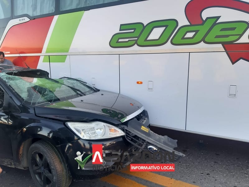 Trágico choque entre un colectivo y un auto en el puente de Albardón