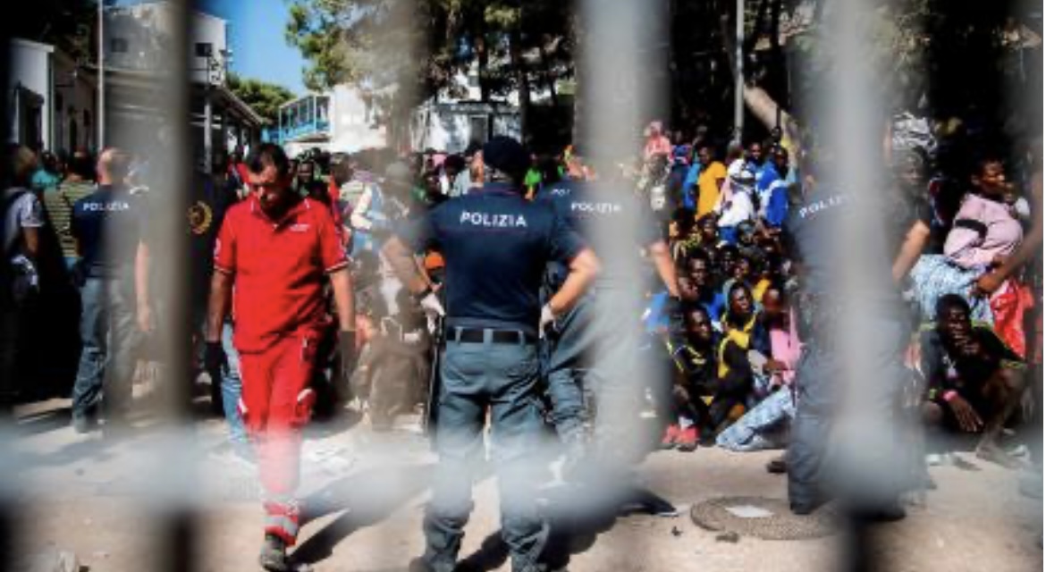 Una oleada de migrantes duplicó la población de la isla de Lampedusa, en Italia