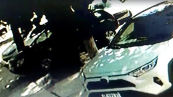En cuestión de minutos robaron el techo de vidrio de un auto