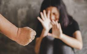 En estado de ebriedad atacó a golpes a su pareja: su hija la salvó