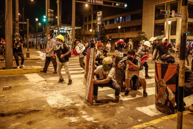 Suman cuatro los muertos en Perú en protestas por la destitución de Castillo