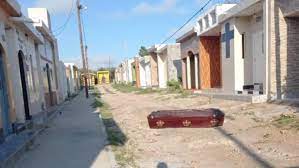 Encontró tirado el ataúd con los restos de su hijo en el cementerio