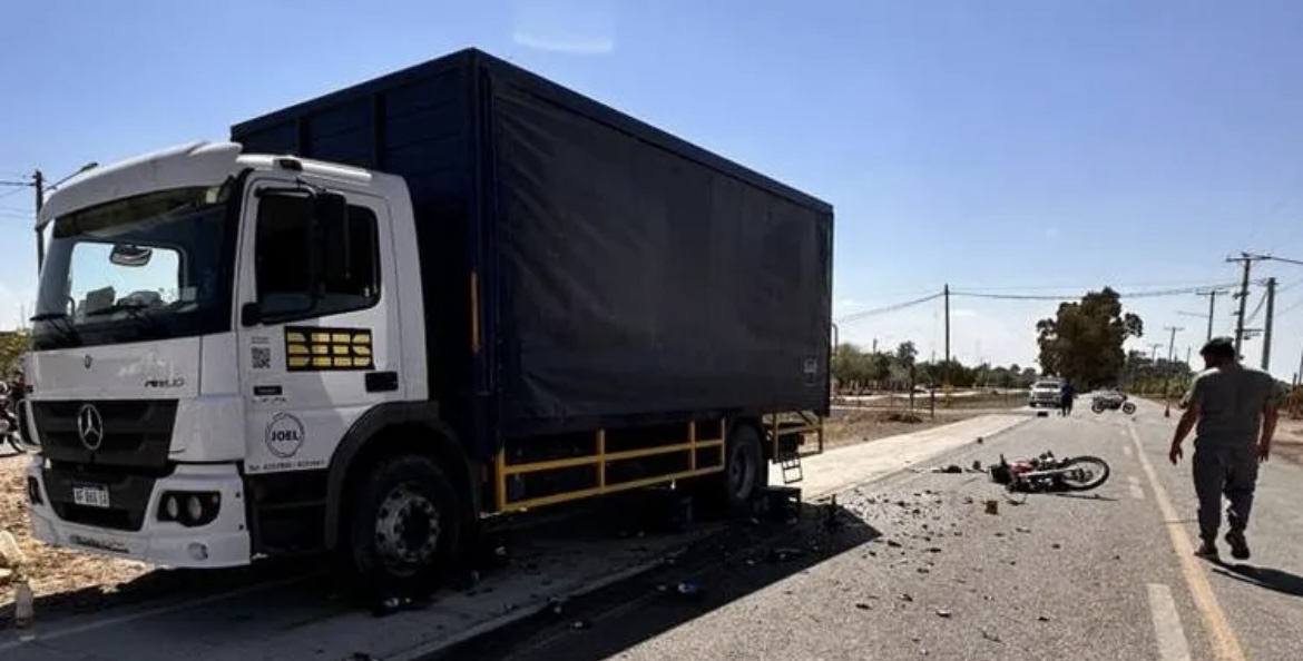 Quiso esquivar un perro, terminó impactando contra un camión y murió 