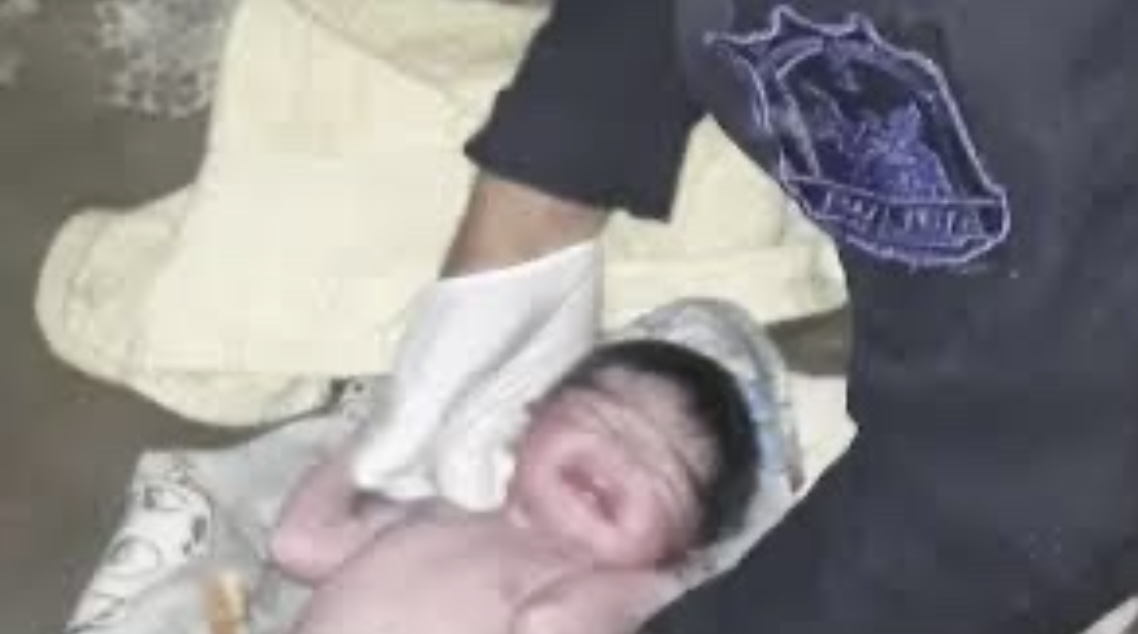 PolicÃas ayudaron a una mujer a dar a luz
