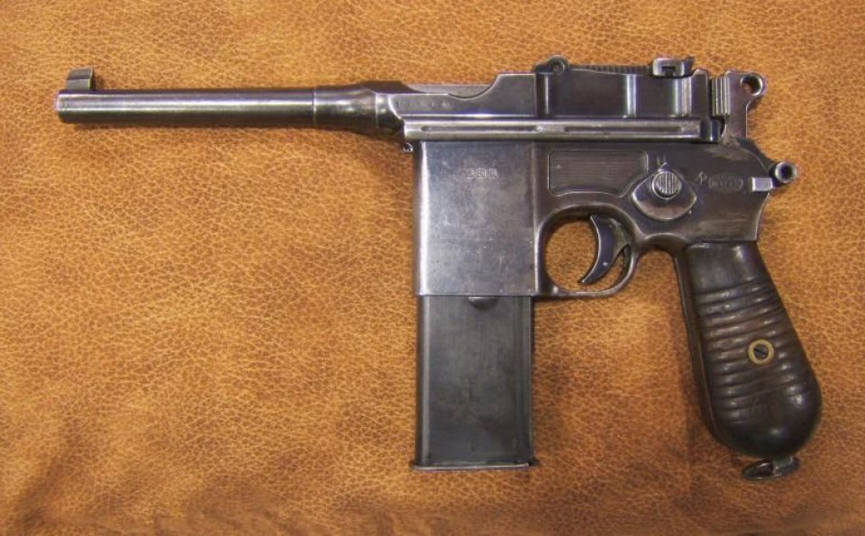 Guardaron armas bajo el capot del auto y los descubrieron