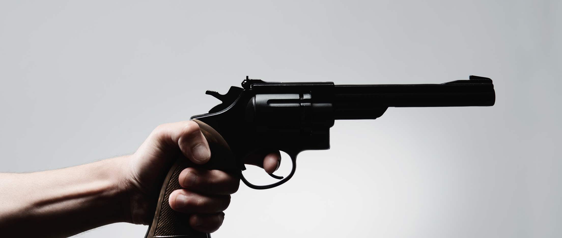Un hombre de 77 años amenazó a su mujer con un arma de fuego