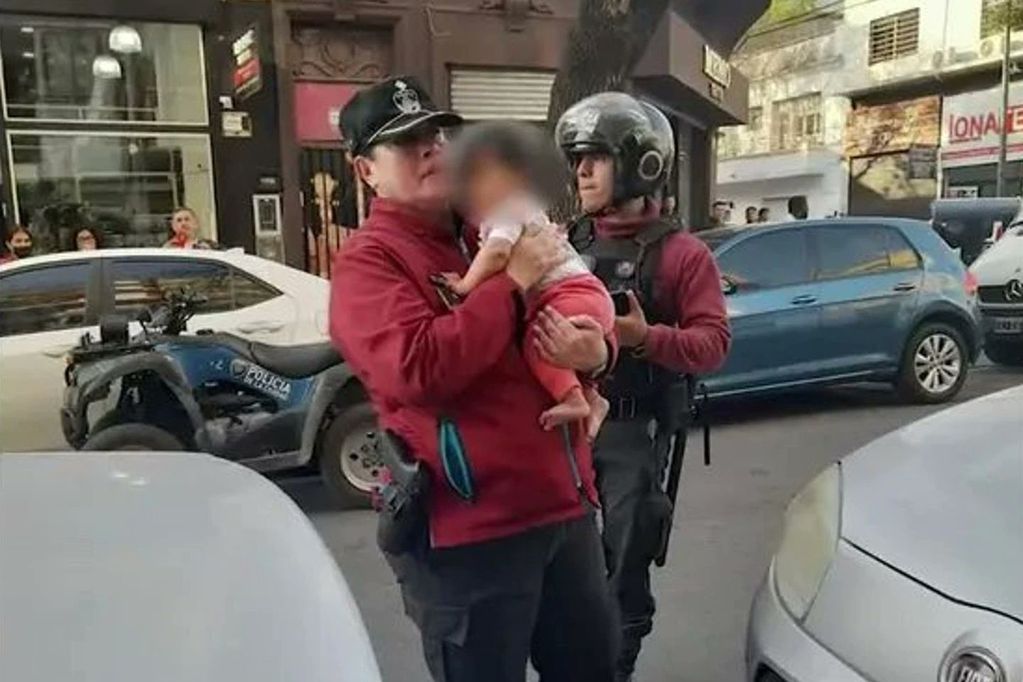 Dejaron a una bebé de 6 meses encerrada en un auto mal estacionado
