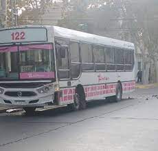 Un colectivo y una camioneta impactaron fuertemente en Capital