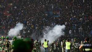 Tragedia del estadio en Indonesia: los hinchas murieron por estar encerrados