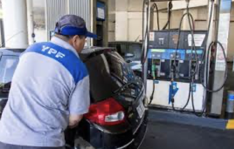 Cuáles son los nuevos precios de los combustibles de YPF en todo el país
