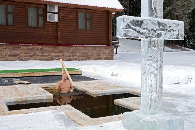 Putin el bárbaro: en un ritual, se sumergió en agua helada