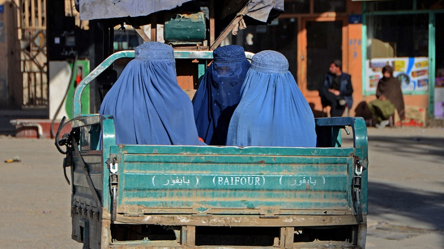 Los talibanes prohíben a las mujeres afganas viajar solas y sin velo en taxis