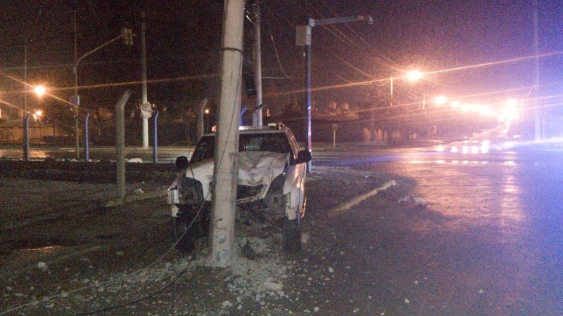 Chocó contra un poste de luz y se salvó de milagro 