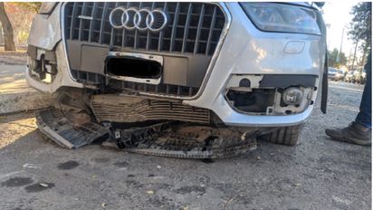Un abogado ebrio estrelló su Audi en la Central de Policía
