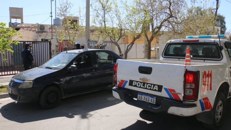 Amordazaron y encapucharon a una joven con su bebe por robarles