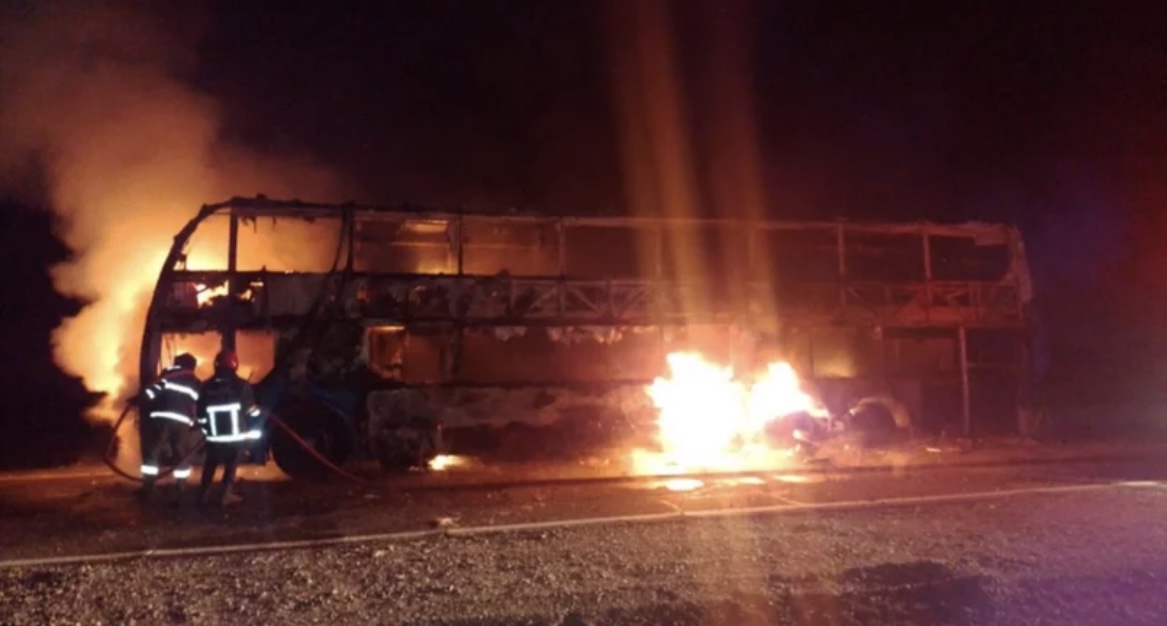 Una falla mecánica produjo el incendio de un colectivo en Caucete