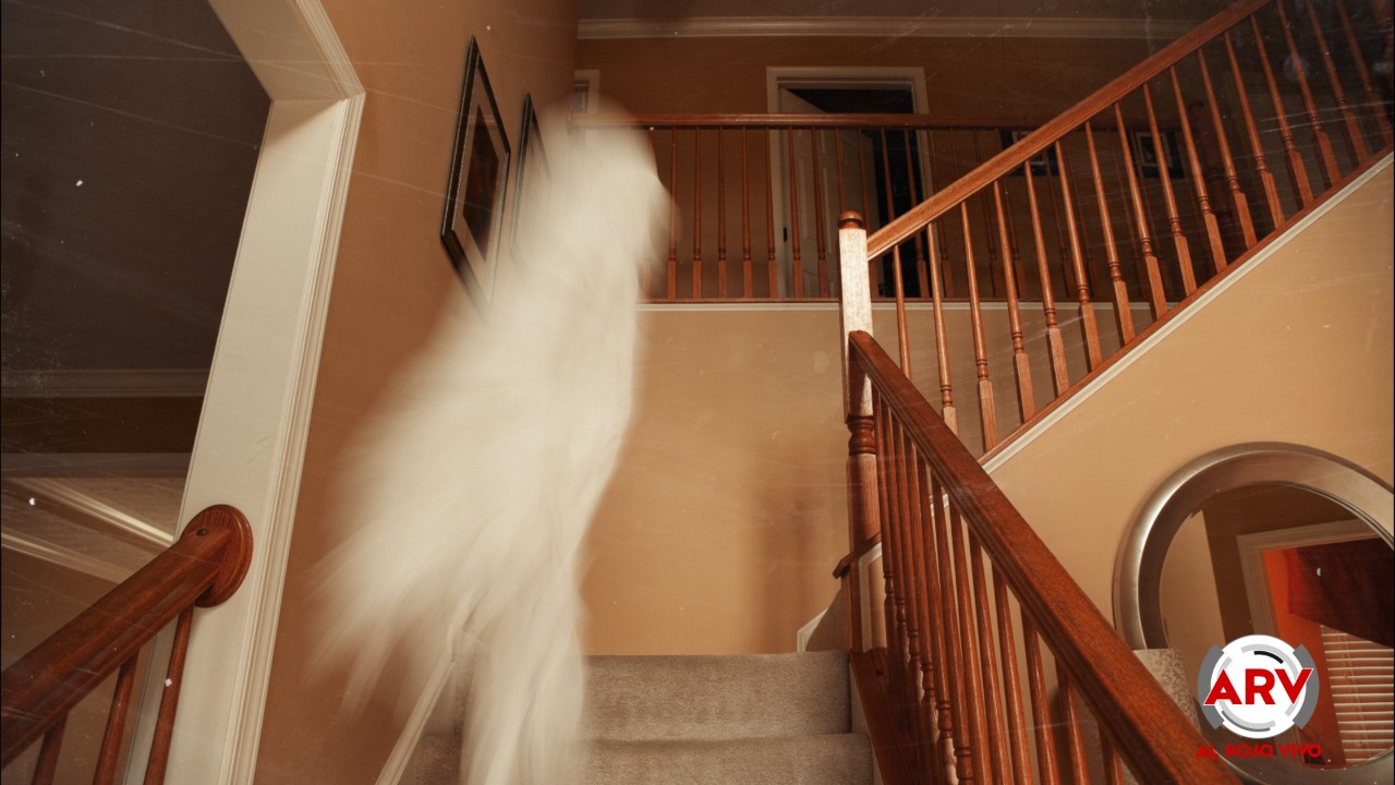 Video: Dos hombres fueron perseguidos y atacados por un fantasma en unas escaleras