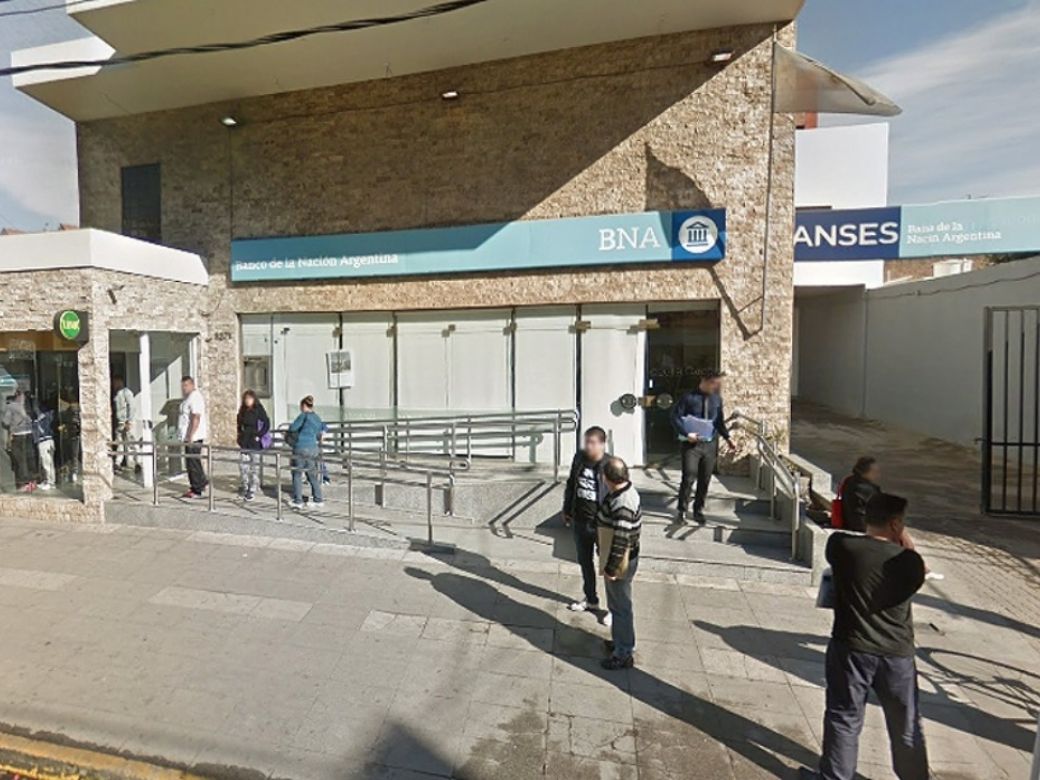 Tensa situación en un banco cuando un hombre amenazó a su ex con matarla