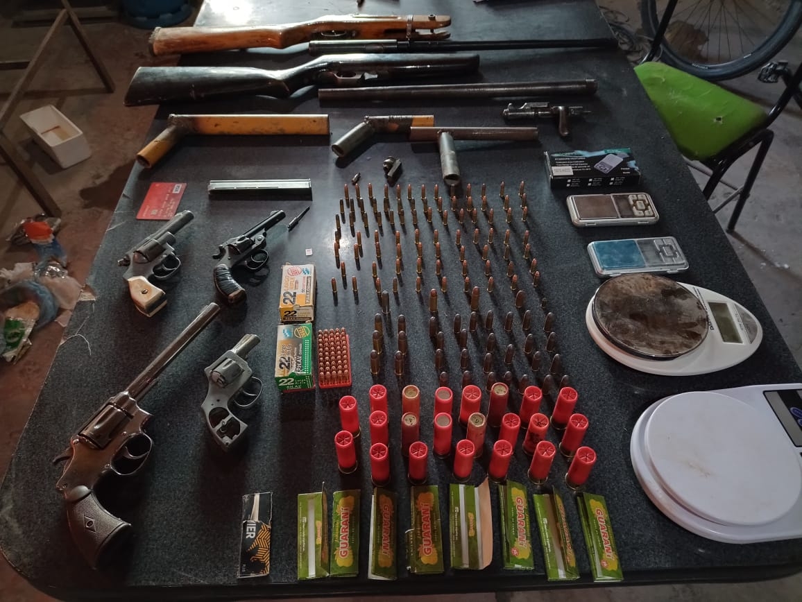 Detuvieron a un hombre que tenía un arsenal de armas de fuego en su vivienda