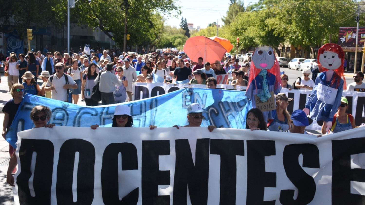 Con columnas que llegaron de varios departamentos, se realizó otra marcha de paro docente