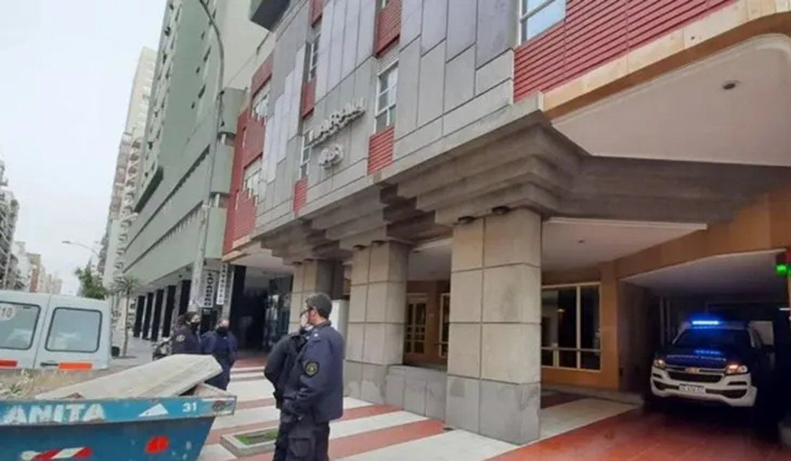 Encontraron un hombre decapitado y sin manos en un departamento