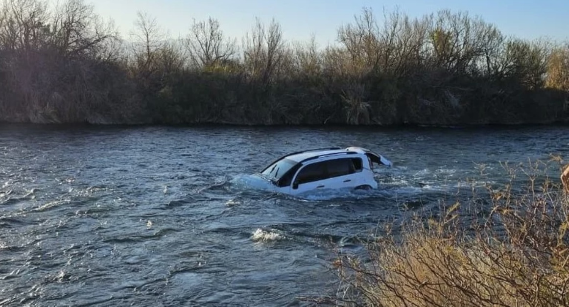 Dejó su camioneta estacionada y la misma fue a parar al río 