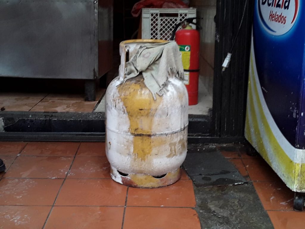 La explosión de una garrafa generó un incendio en una vivienda 