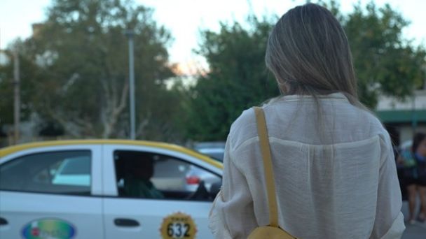 Remisero sin códigos: se fugó con $80.000 tras pedir ayuda para empujar el auto
