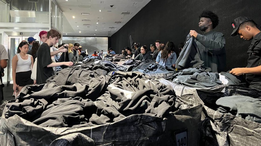 Balenciaga y Gap lanzaron una colección "inspirada" en las personas en situación de calle