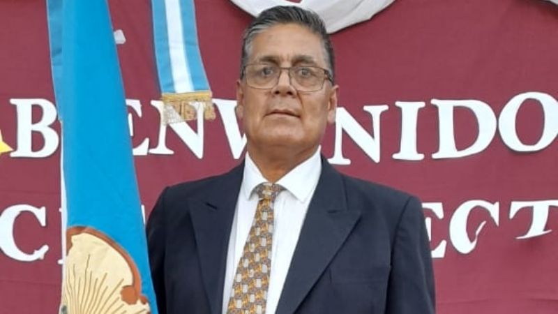 Salió de la escuela con 52 años y fue elegido abanderado