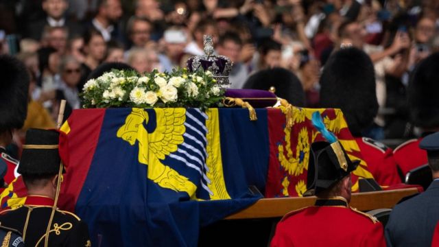 Cola de hasta 5 kilómetros para despedir a la reina Isabel II