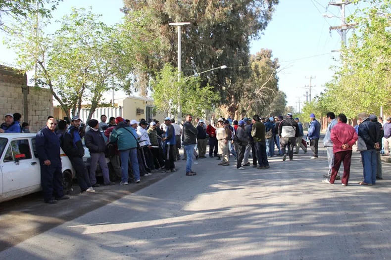 Contratados de Rivadavia protestaron frente al obrador municipal
