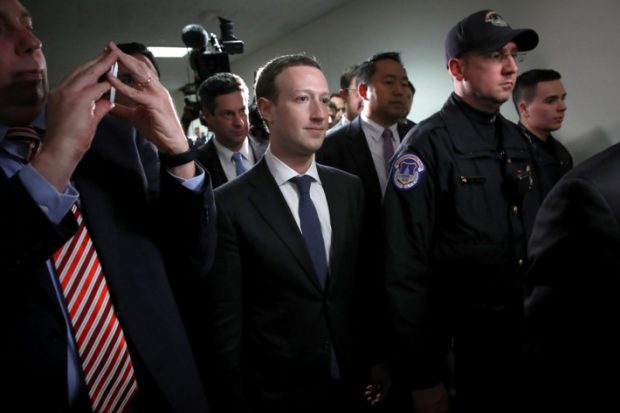 Arrinconado, Facebook podría vender Instagram y WhatsApp