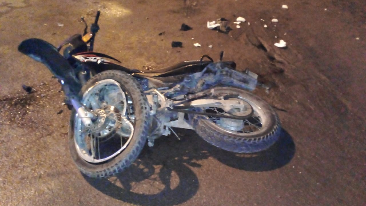 Falleció un hombre al chocar su moto contra un árbol
