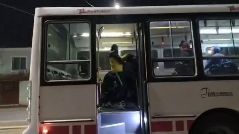 ¡Cuidado, Bondi! Un colectivo enganchó a un ciclista y lo arrastró varios metros