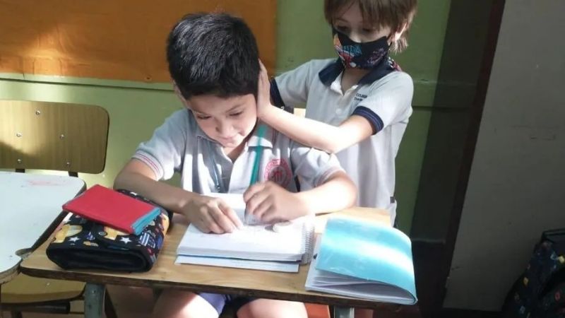 Un niño ayudó a otro con autismo para hacer la tarea y se hicieron virales