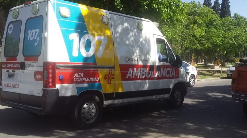 Chocó a una moto, dejó dos heridos y se escapó