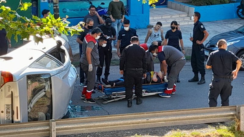 Un auto volcó en la Circunvalación: aparentemente el conductor iba mirando el celular