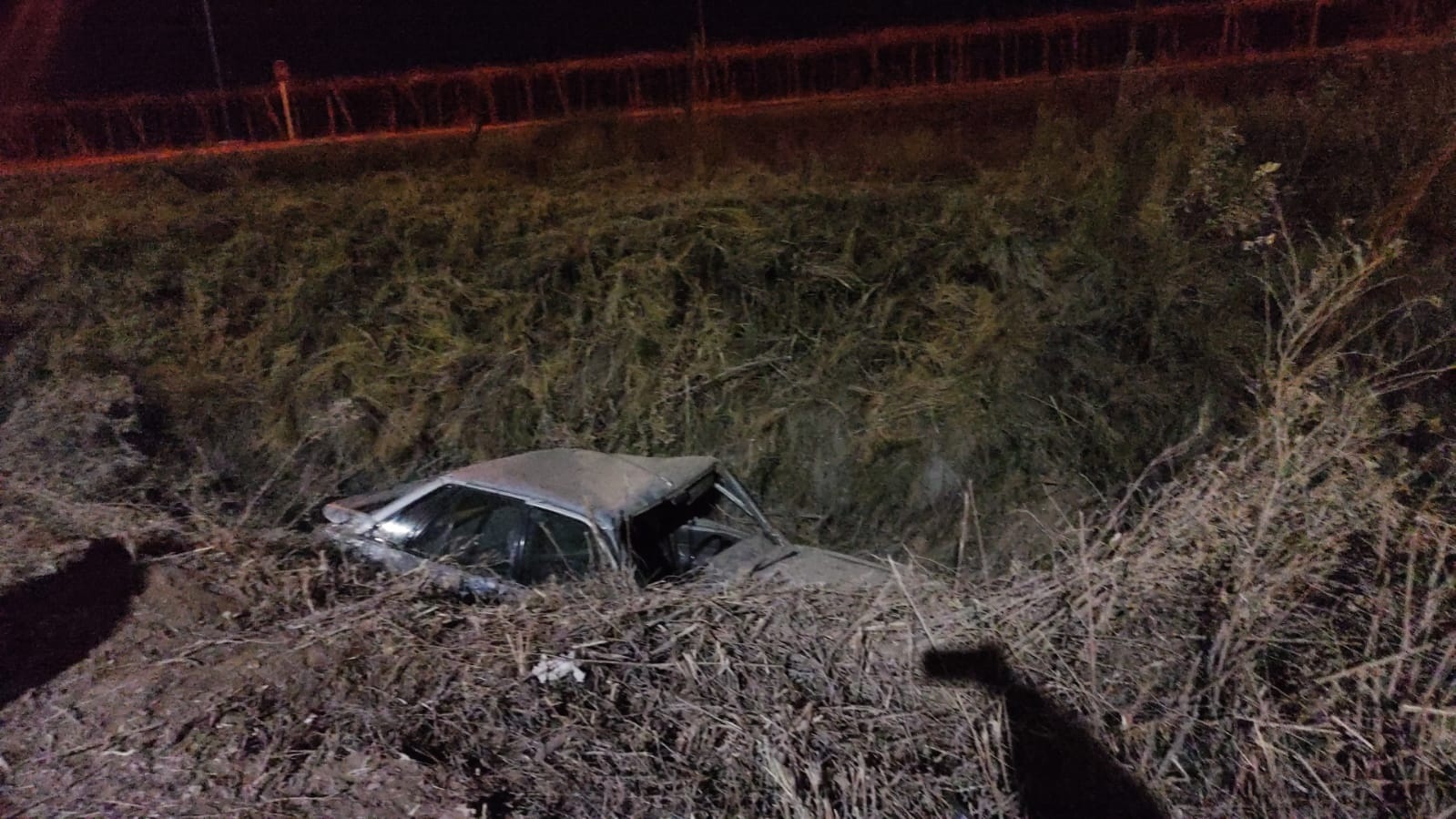 Se quedó dormido y terminó con su auto dentro de un desagüe