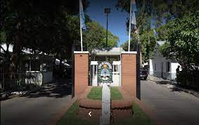 Tras una mala maniobra, una camioneta embistió la Casa de Gobierno