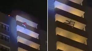 Un hombre disfrazado de Papá Noel cayó 24 pisos en un espectáculo navideño que terminó en tragedia