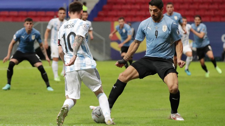Argentina buscará dar un paso más rumbo a Qatar 2022 e intentará poner en aprietos a Uruguay en el clásico: hora, TV y formaciones