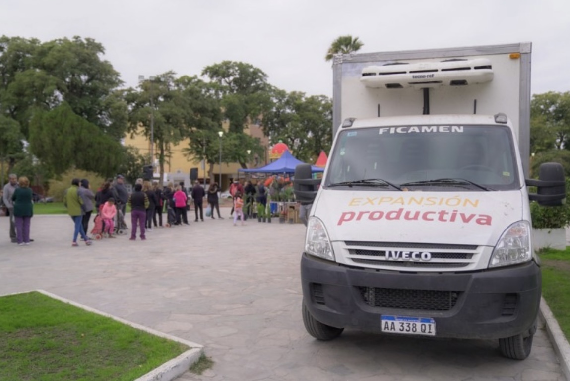 El camión de frutas y verduras visitará a los vecinos de Rivadavia