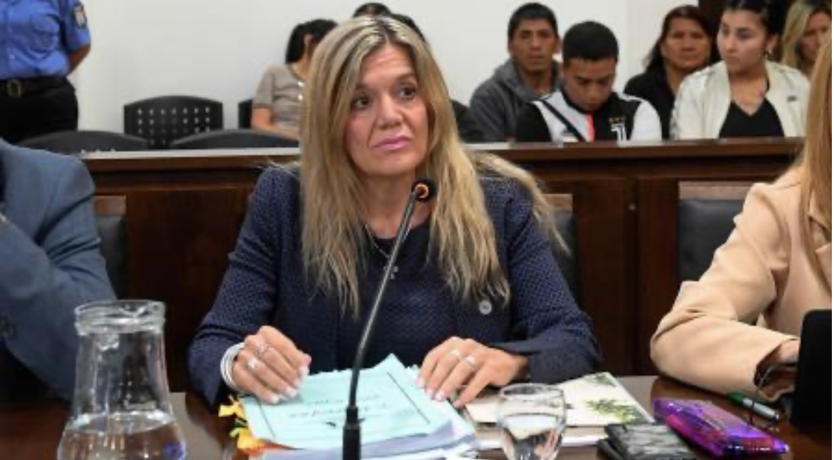 En pleno juicio, un preso quiso apuñalar a una fiscal e hirió en el cuello a una pasante